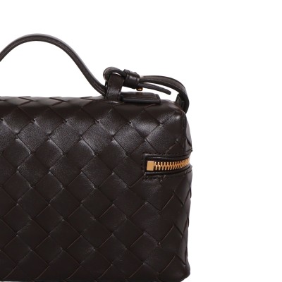 Bang Bang Vanity Case With Detachable Strap in Fondant